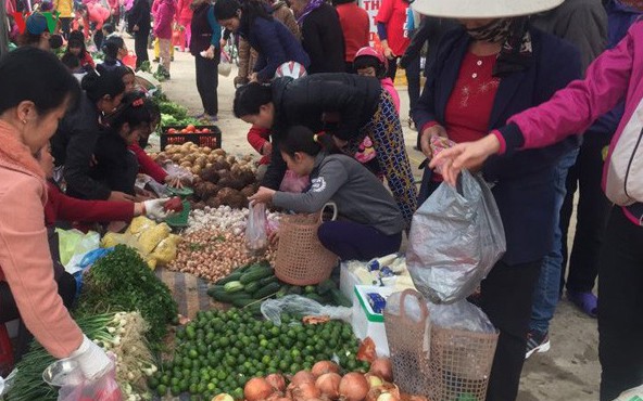 lo cho truyen thong dong cua, nhieu nguoi ha noi do xo mua thuc pham hinh 2
