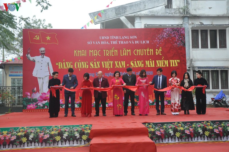 khai mac trien lam chuyen de "dcsvn – sang mai niem tin" o lang son hinh 1