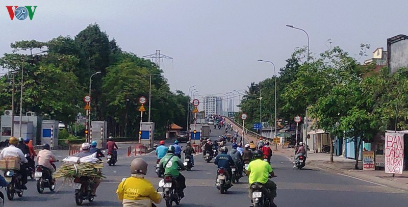 nhip song dan ve binh thuong tai tphcm trong ngay dau noi cach ly xa hoi hinh 2