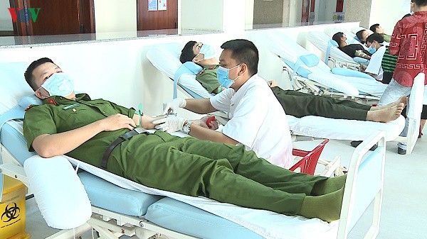 thua thien hue hon 1.200 can bo, chien si cong an  tham gia hien mau  hinh 1