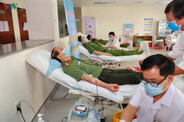 thua thien hue hon 1.200 can bo, chien si cong an  tham gia hien mau  hinh 2