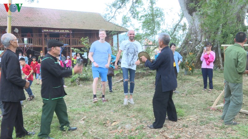 moc chau khoi dong du lich bang viec mo lai cac le hoi truyen thong hinh 1