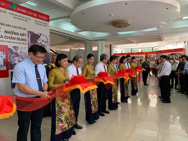 thua thien hue: trien lam "ho chi minh-nhung net phac hoa chan dung" hinh 2