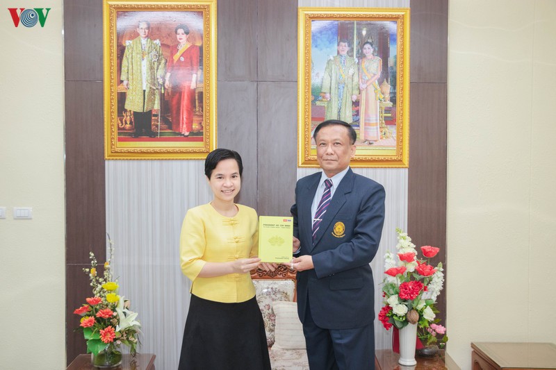 xuat ban sach ve chu tich ho chi minh bang tieng anh tai thai lan hinh 1