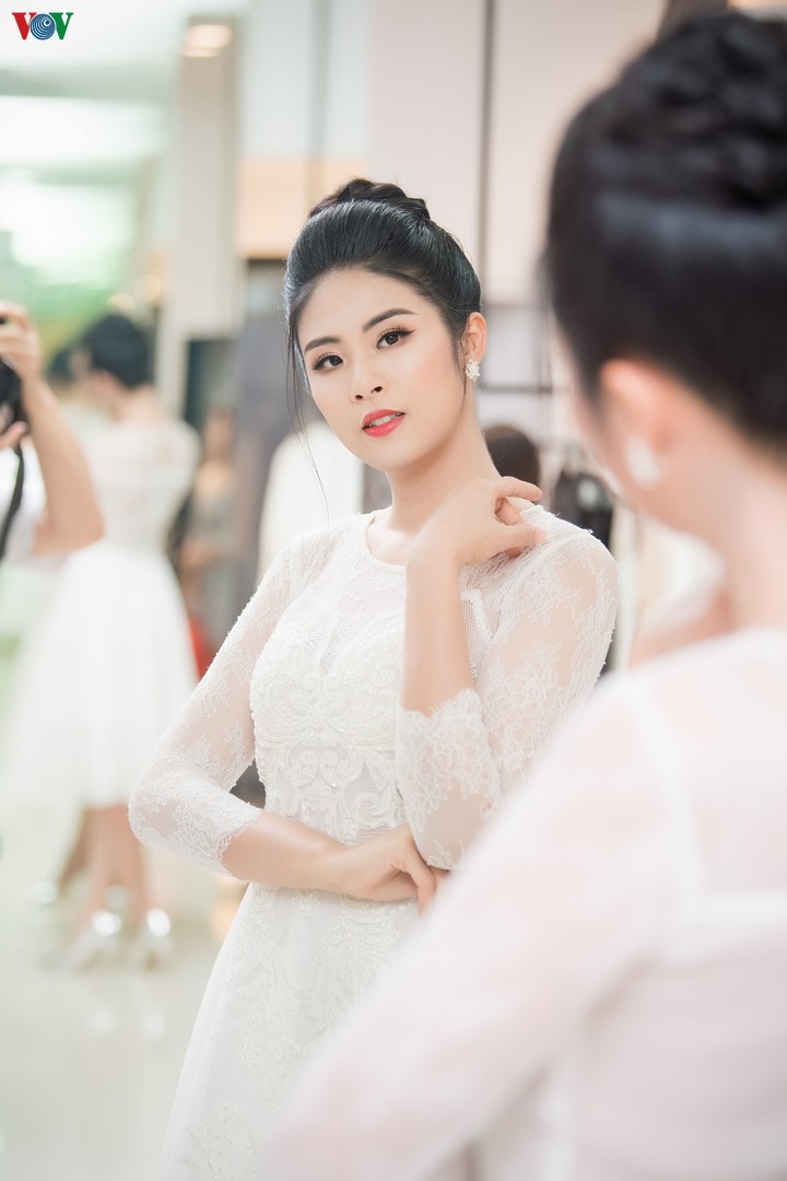 hoa hau ngoc han than thien, thich nau an va day mau thuan hinh 2
