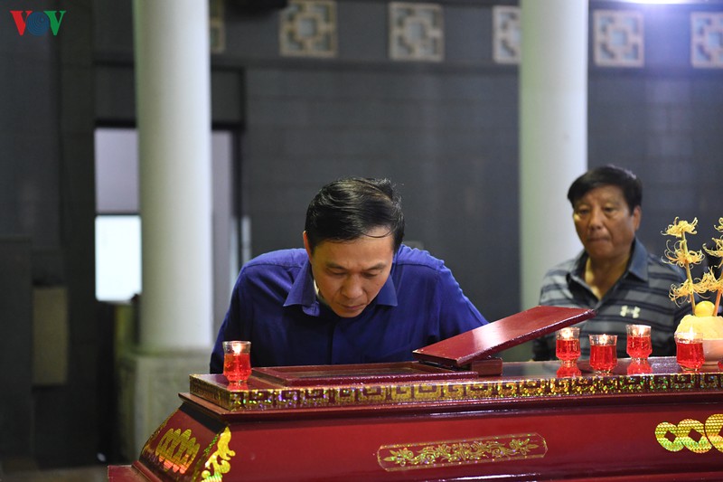 gia dinh, ban be nghen ngao tien dua nsut hoang yen ve coi vinh hang hinh 8