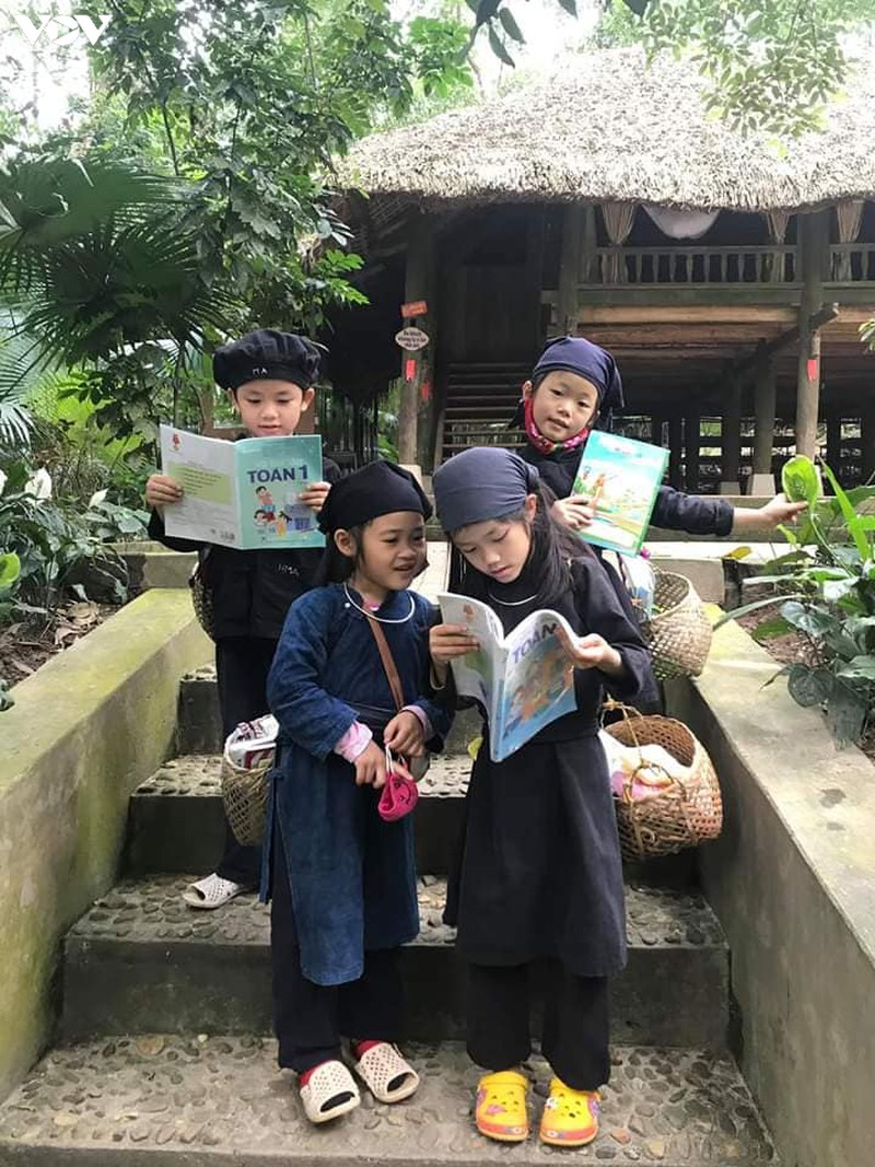 tham ban tay trong thanh pho hinh 4
