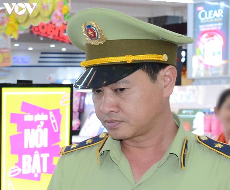 tien giang dinh chi can bo qltt vi vi pham quan he nam nu thieu trong sang hinh 2