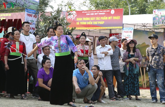 phien cho vung cao tay bac dac sac trong le hoi hoa ban hinh 10