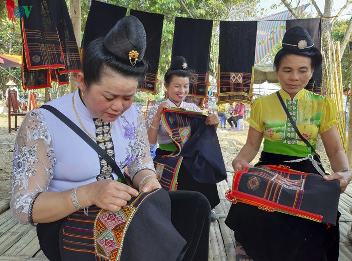 phien cho vung cao tay bac dac sac trong le hoi hoa ban hinh 12