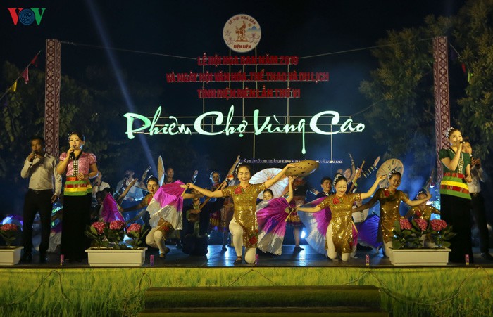 phien cho vung cao tay bac dac sac trong le hoi hoa ban hinh 1