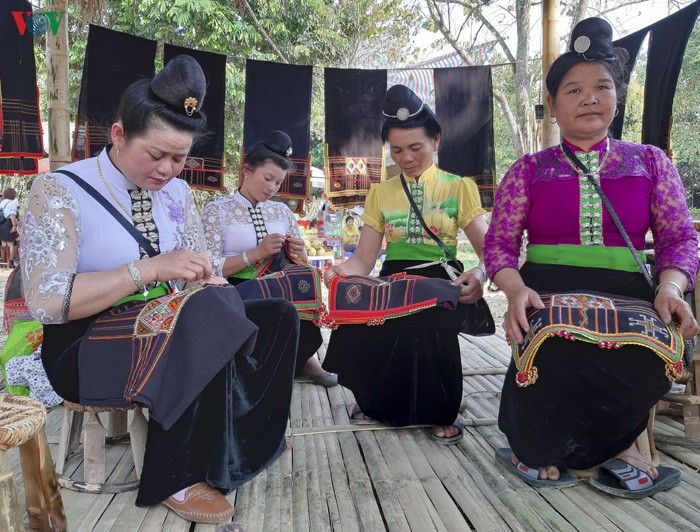 phien cho vung cao tay bac dac sac trong le hoi hoa ban hinh 8