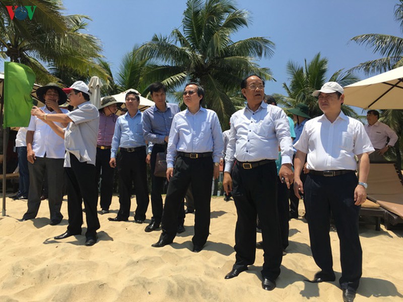 pho chu tich quoc hoi phung quoc hien thi sat bo bien cua dai, hoi an hinh 2