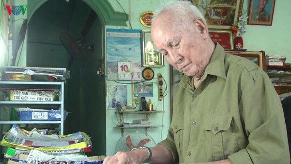 thu vien sach bao cach mang cua cuu chien binh 72 nam tuoi dang hinh 1