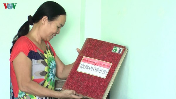 thu vien sach bao cach mang cua cuu chien binh 72 nam tuoi dang hinh 3