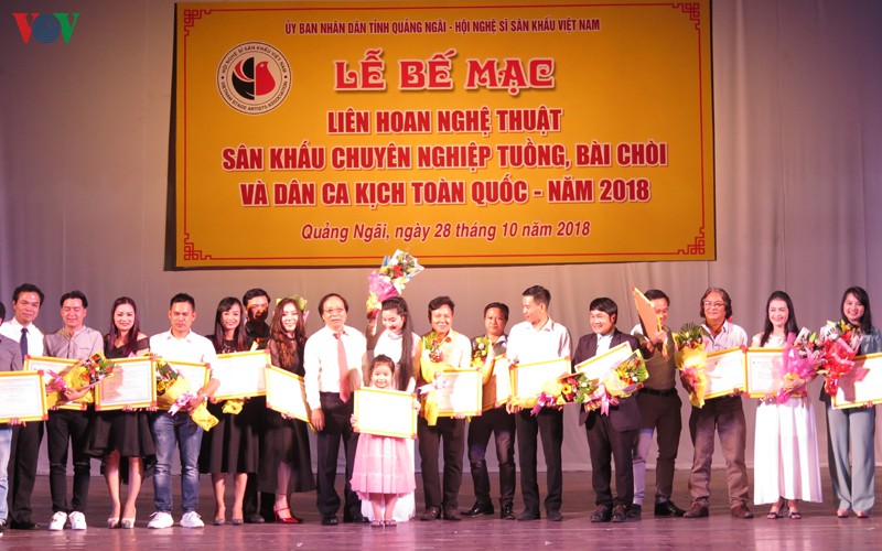 be mac lien hoan san khau tuong bai choi va dan ca kich toan quoc hinh 1
