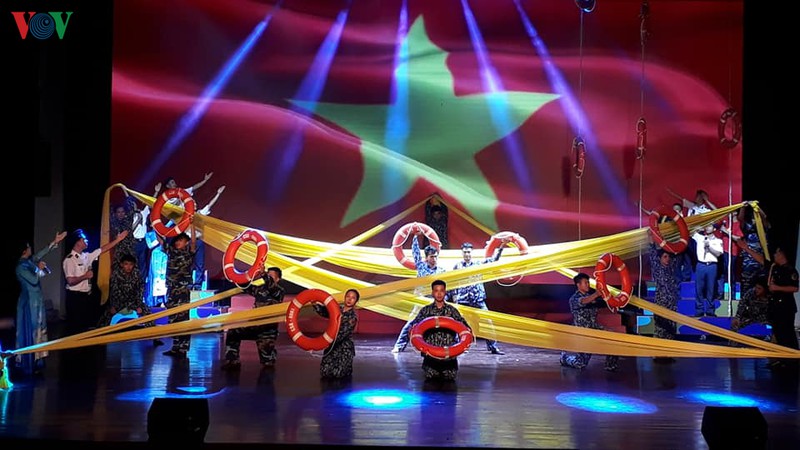 lien hoan nghe thuat ton vinh tinh yeu que huong, chu quyen bien dao hinh 1