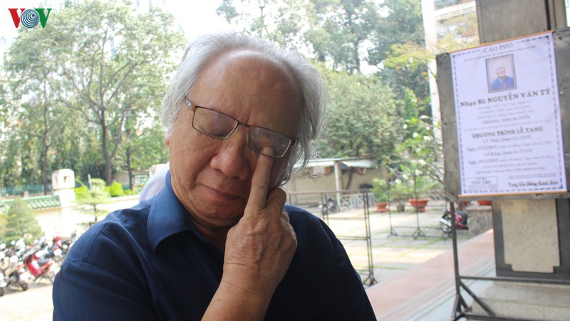 chum anh: cac nhac si, nguoi ham mo vieng nhac si nguyen van ty hinh 10