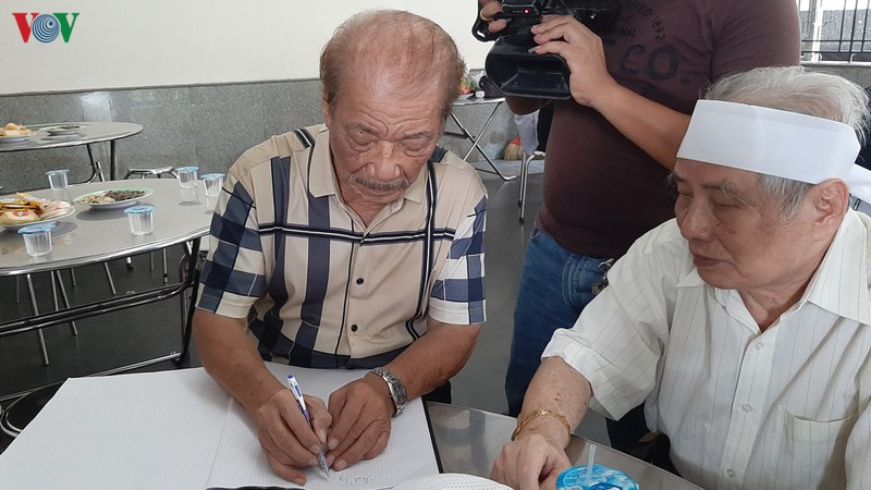 chum anh: cac nhac si, nguoi ham mo vieng nhac si nguyen van ty hinh 8