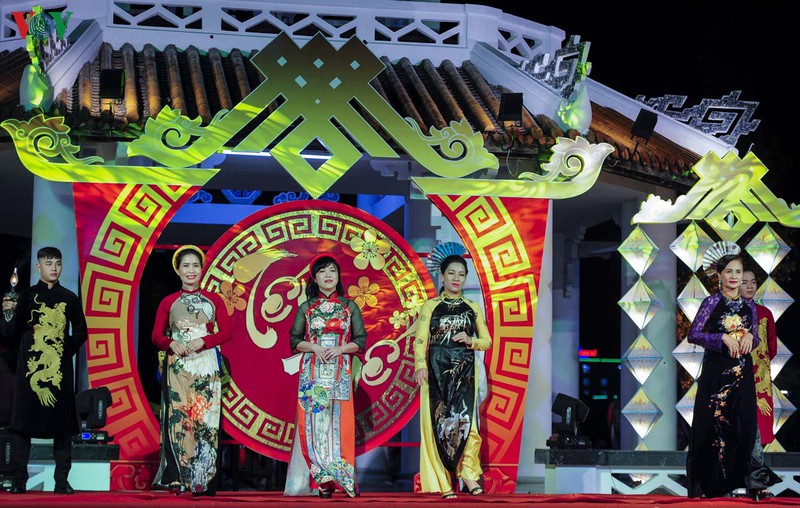 sac mau ao dai "tet hue" hinh 11