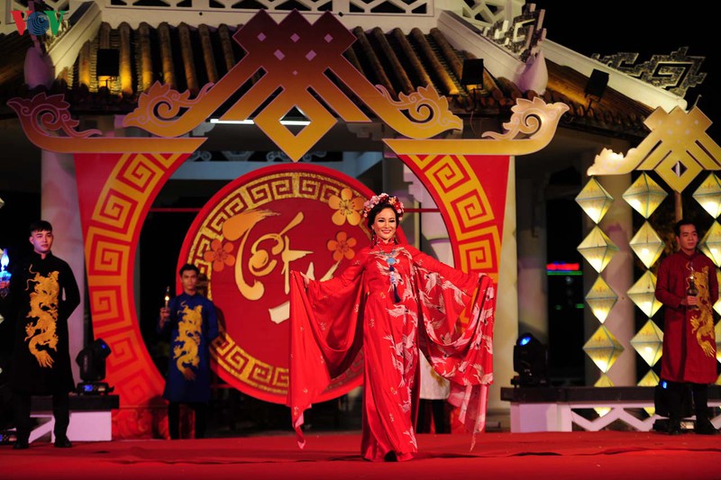 sac mau ao dai "tet hue" hinh 12