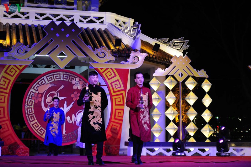 sac mau ao dai "tet hue" hinh 13