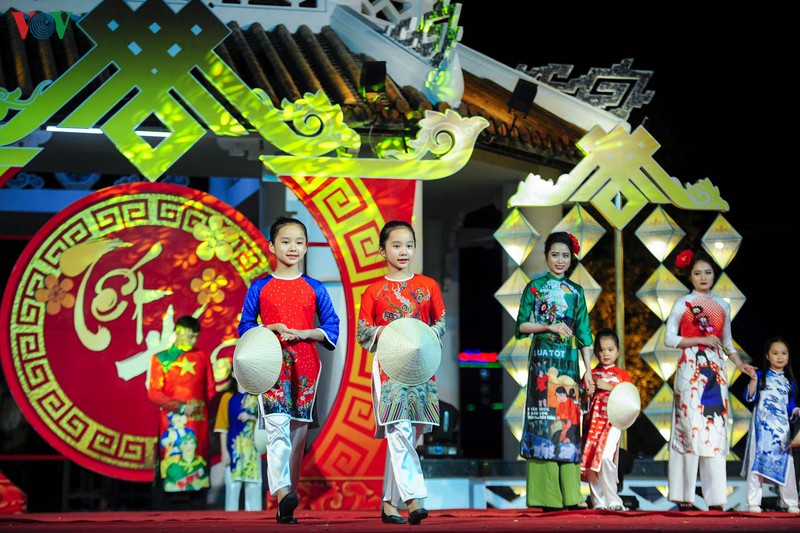 sac mau ao dai "tet hue" hinh 4