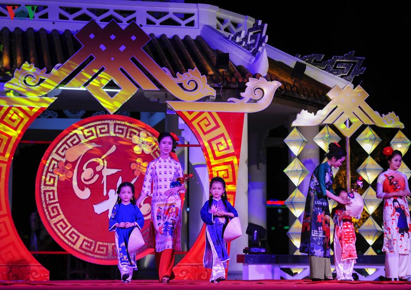 sac mau ao dai "tet hue" hinh 5