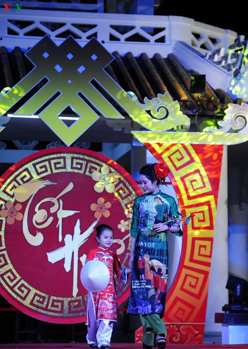 sac mau ao dai "tet hue" hinh 6