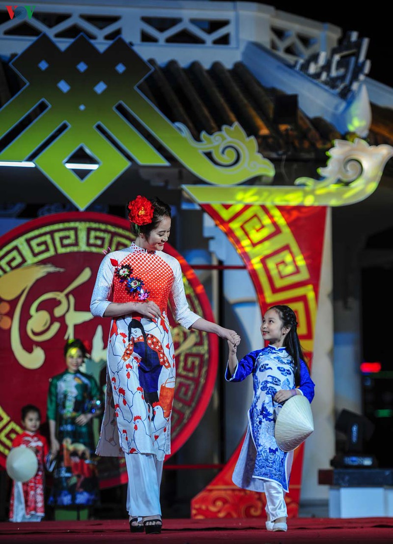 sac mau ao dai "tet hue" hinh 7