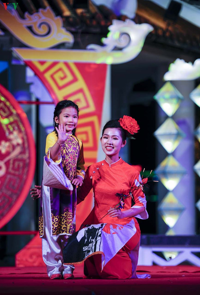 sac mau ao dai "tet hue" hinh 8