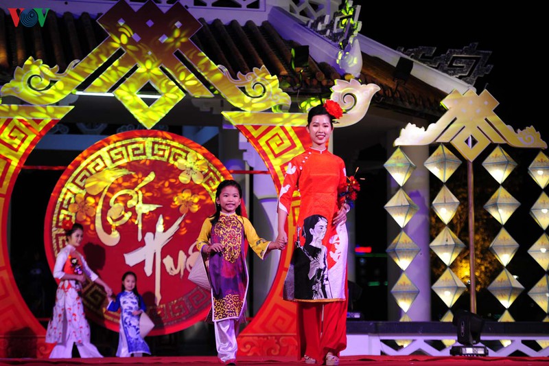 sac mau ao dai "tet hue" hinh 9