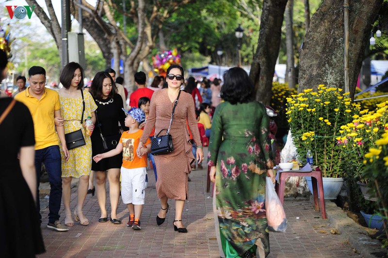 sac mau cho hoa xuan o hue hinh 2