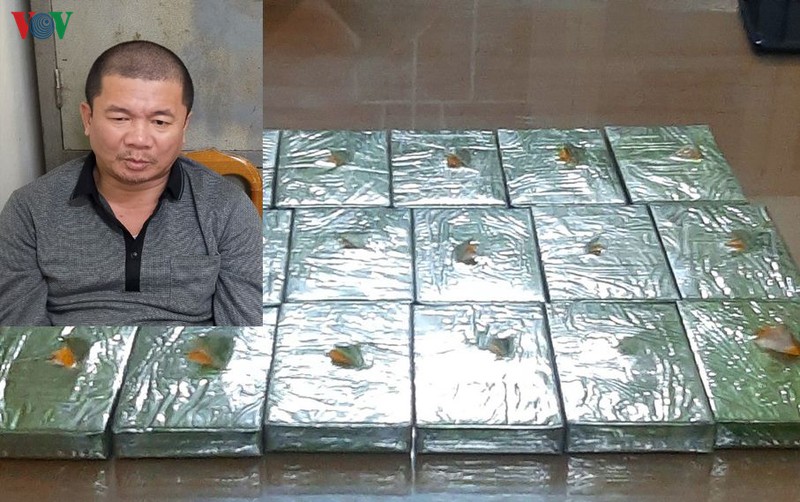 cong an thanh hoa bat ke mang 17 banh heroin tren tau hoa hinh 1