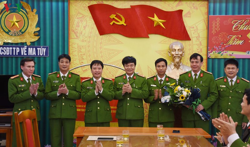 cong an thanh hoa bat ke mang 17 banh heroin tren tau hoa hinh 2