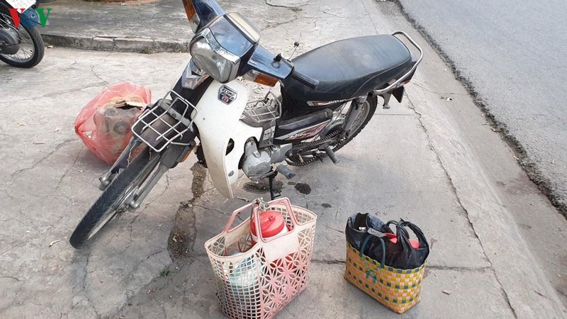 ngoi tren via he don xe khach, cu ba bi xe may tong tu vong hinh 1