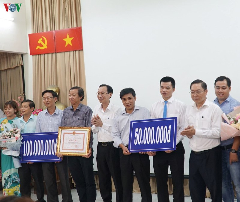 khen thuong 2 benh vien chua khoi cho benh nhan nhiem covid-19 hinh 1