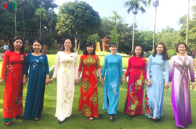 ket hop su dung cac thiet ke tho cam cua nguoi e de vao ao dai hinh 1