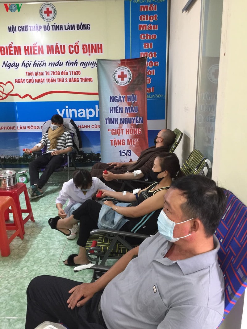 giua mua dich, hang tram nguoi o lam dong van tinh nguyen hien mau hinh 1