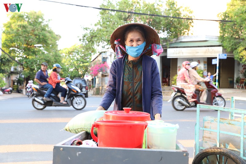 hon 4 tan gao duoc phat mien phi cho nguoi ngheo trong mua dich hinh 1