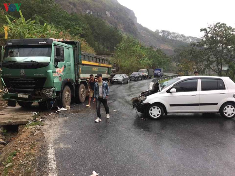 xe con nat dau sau khi va cham voi xe tai tren deo tang quai hinh 1