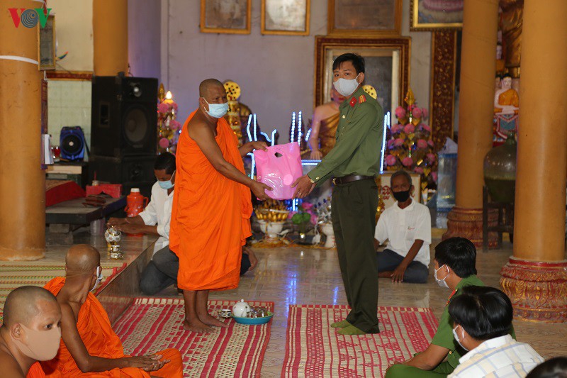 dong bao khmer don nam moi voi tinh than phong chong dich benh covid-19 hinh 1
