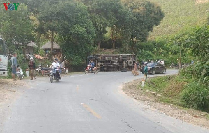 nhay ra ngoai khi xe mat phanh, mot nguoi dan ong tu vong hinh 1