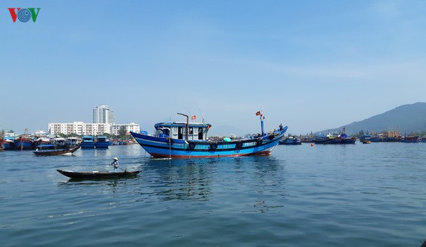 mien trung keu goi ngu dan ra khoi danh bat binh thuong, di theo doi hinh 1