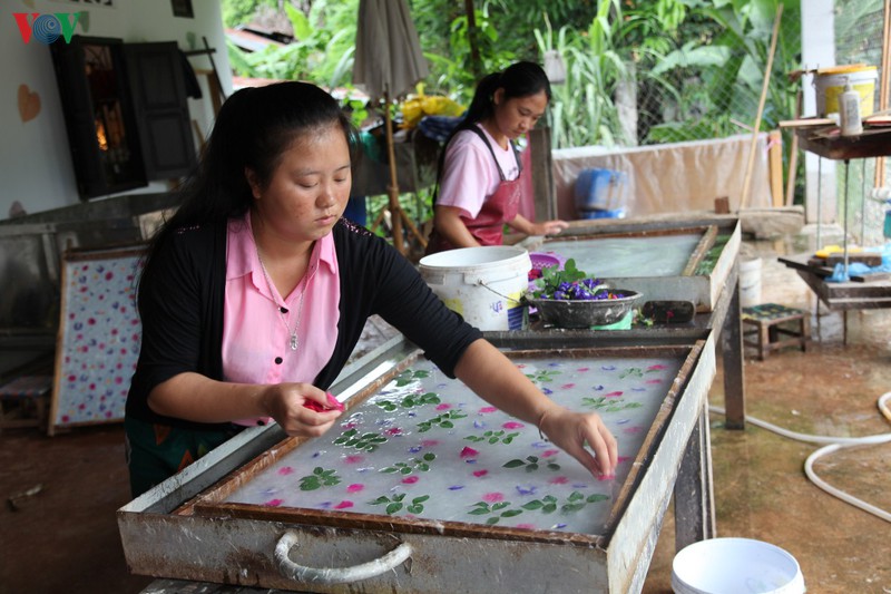 lang nghe lam giay saa truyen thong - diem den doc dao o luang prabang   hinh 1