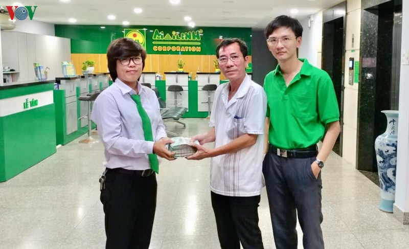 nu tai xe taxi tra lai hon 300 trieu cho hanh khach bo quen hinh 1