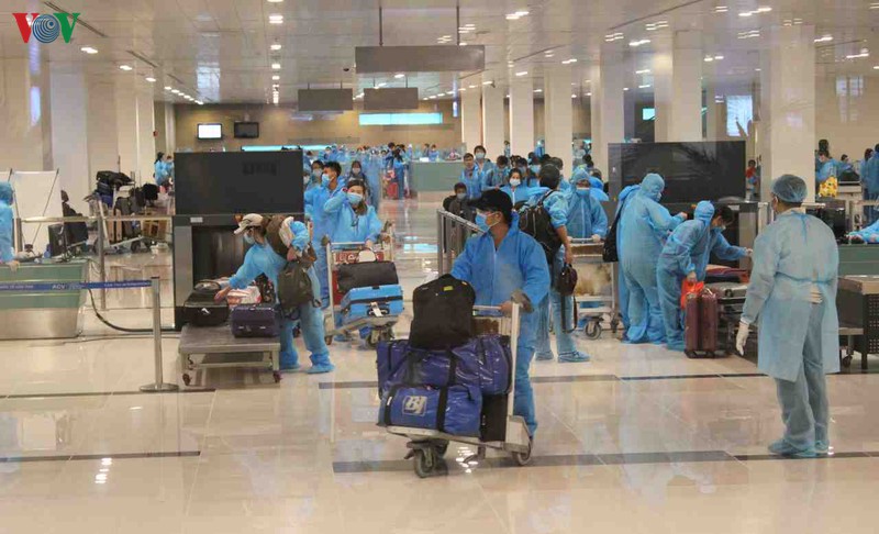 306 cong dan tu malaysia ve nuoc duoc cach ly tai vinh long va tra vinh hinh 2