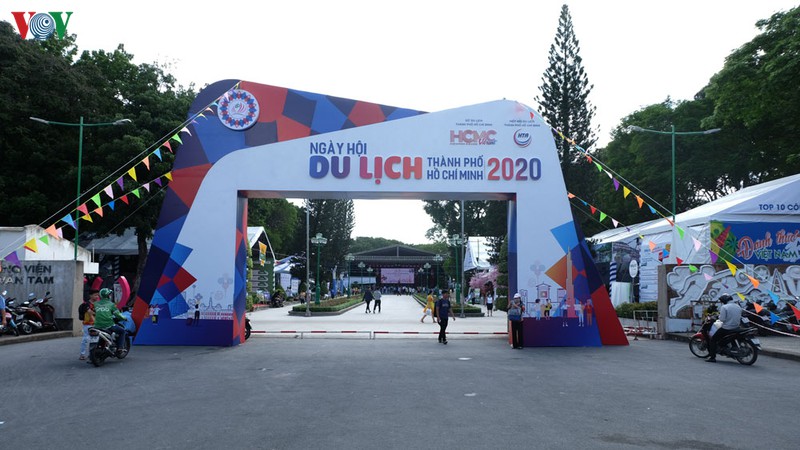 soi dong cac tour du lich tai ngay hoi du lich tp.hcm hinh 1
