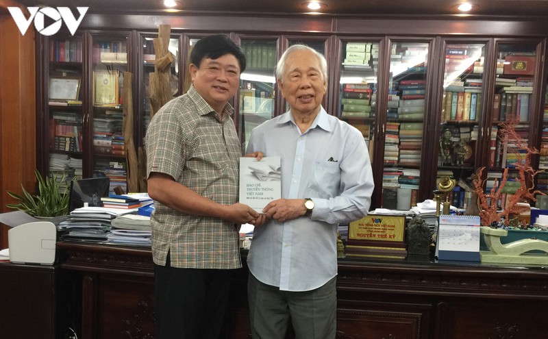 nguyen the ky: tri tue va tam hon qua mot cuon sach hinh 2