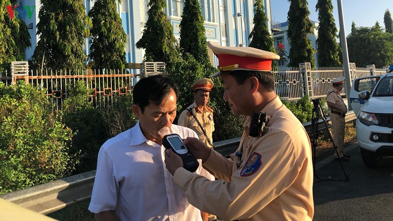 dung de luat phong, chong tac hai cua ruou, bia chi nam tren giay hinh 1